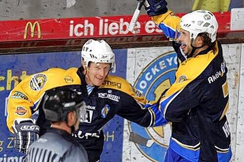 Niklas Hede (l.) feiert mit Mark Heatley: Der Torjäger des EHC traf in den Viertelfinal-Playoffs gegen die Lausitzer Füchse viermal.
