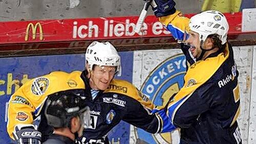 Niklas Hede (l.) feiert mit Mark Heatley: Der Torjäger des EHC traf in den Viertelfinal-Playoffs gegen die Lausitzer Füchse viermal. Niklas Hede (l.) feiert mit Mark Heatley: Der Torjäger des EHC traf in den Viertelfinal-Playoffs gegen die Lausitzer Füchse viermal.