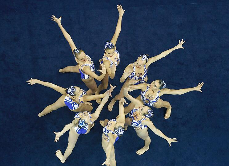 Hübsch und ebenfalls indisch: ein Mandala, gebildet aus Synchronschwimmerinnen.