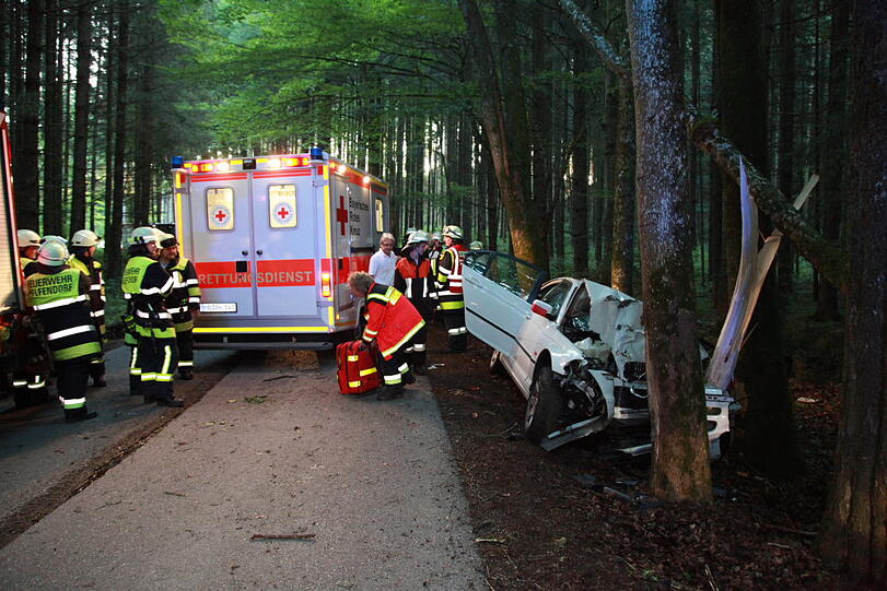 Bei einem schweren Verkehrsunfall sind am Sonntag vier Männer schwer verletzt worden. Die Unfallursache ist noch ungeklärt. Der Fahrer des BMW war von der Straße abgekommen und in eine Baumgruppe gerast - die Bilder des Unfalls.