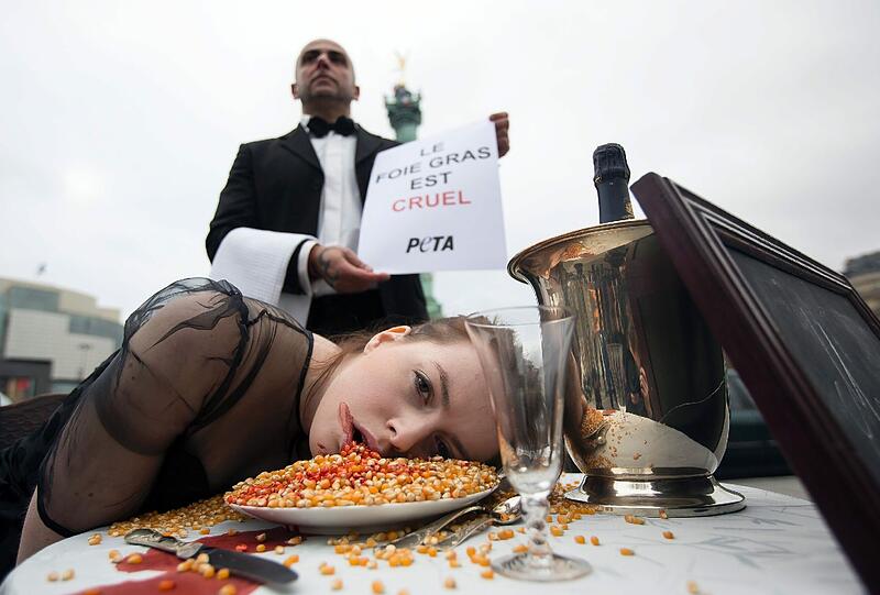 PETA-Protest gegen "Stopf-Leber" in Paris.