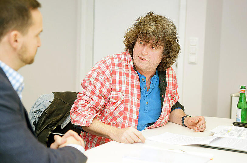 Helmut Kirmaier (re.) im Gespräch mit AZ-Reporter Marc Merten.