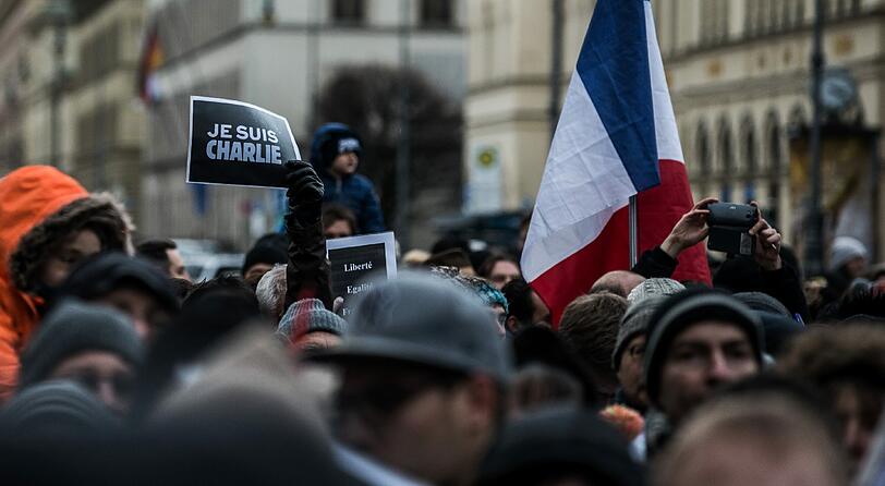 3000 Münchner gegen den Terror: Vor der Feldherren-Halle setzen viele soldarisch mit Paris ein Zeichen gegen Gewalt. Die Bilder...