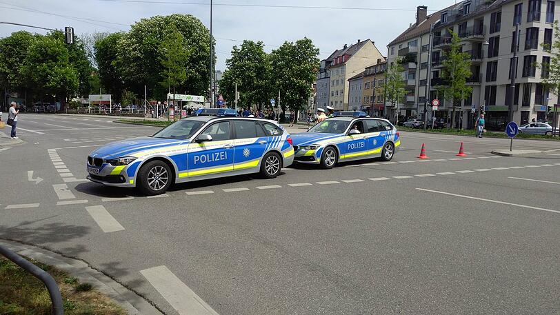 Die Polizei hat auch die Tegernseer Landstraße abgesperrt.