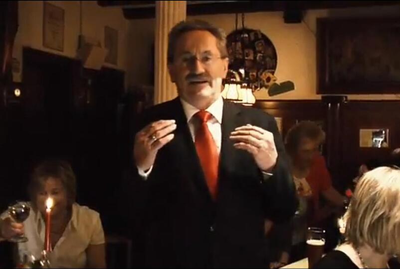 Auch OB Christian Ude singt mit.