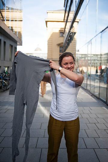 Lilly (20) bezeichnet ihren Kauf als "Overall-Kondom" und macht eine Ausbildung zur Bühnenbildnerin. Vielleicht kann sie es mal dafür verwenden. Kosten: 4 €.