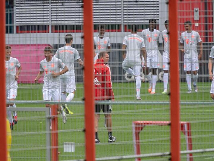Die Spieler des FC Bayern München beim Start des Mannschaftstrainings.