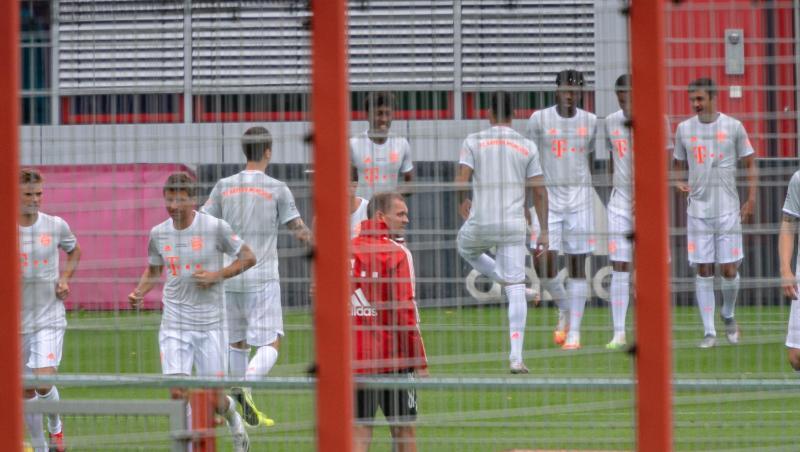 Die Spieler des FC Bayern München beim Start des Mannschaftstrainings. Die Spieler des FC Bayern München beim Start des Mannschaftstrainings.