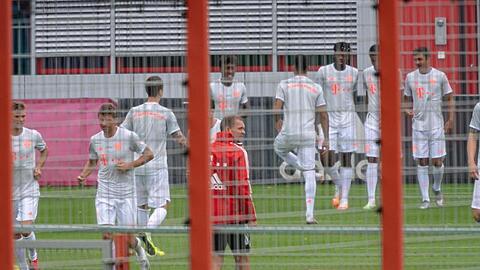Die Spieler des FC Bayern München beim Start des Mannschaftstrainings.