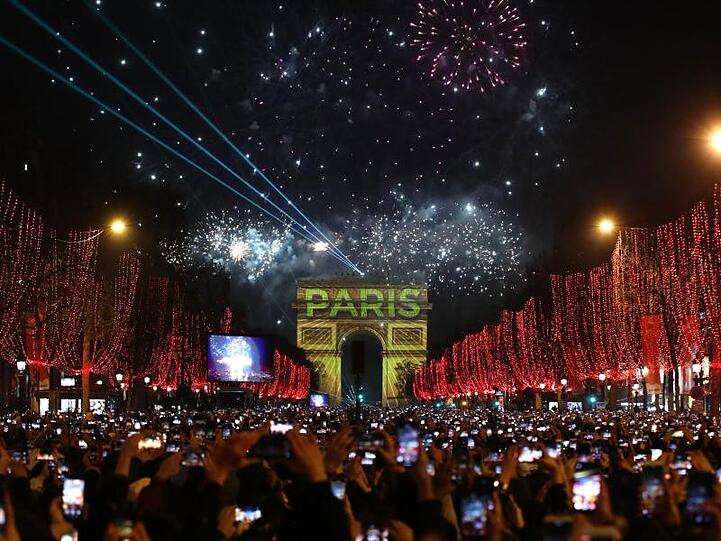 Auf den Champs-Élysées in Paris hat niemand sein Handy vergessen.