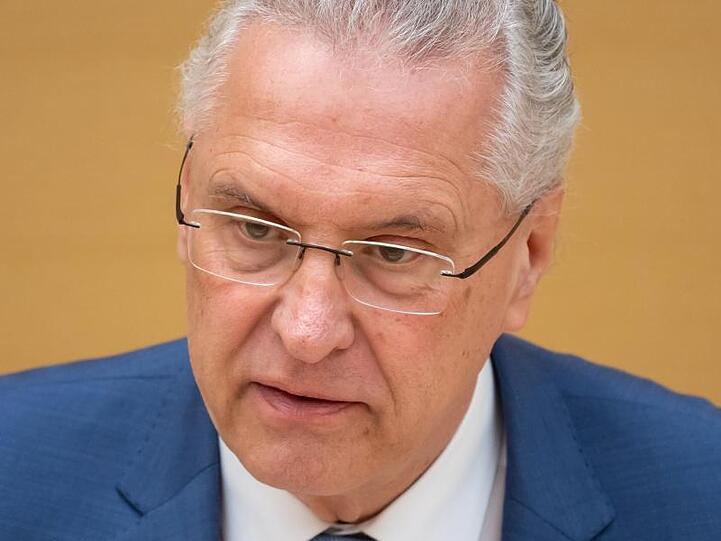 Joachim Herrmann (CSU), Innenminister von Bayern, spricht im bayerischen Landtag. Foto: Sven Hoppe/dpa/Archivbild