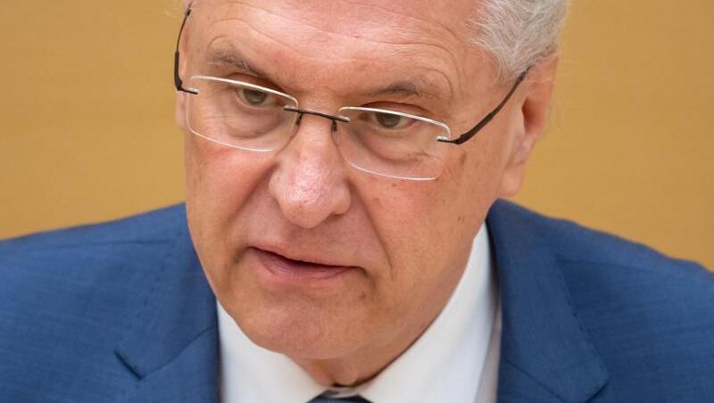 Joachim Herrmann (CSU), Innenminister von Bayern, spricht im bayerischen Landtag. Foto: Sven Hoppe/dpa/Archivbild Joachim Herrmann (CSU), Innenminister von Bayern, spricht im bayerischen Landtag. Foto: Sven Hoppe/dpa/Archivbild