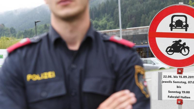 Ein Polizist steht vor einem Schild, das auf die Sperrung für den Verkehr mit Fahrziel Italien hinweist. Foto: Angelika Warmuth/Archivbild Ein Polizist steht vor einem Schild, das auf die Sperrung für den Verkehr mit Fahrziel Italien hinweist. Foto: Angelika Warmuth/Archivbild