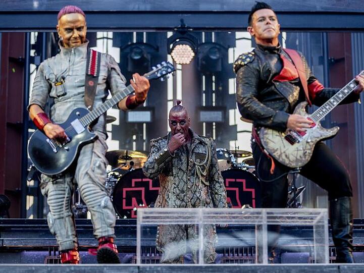 Till Lindemann (M) und seine Bandkollegen Paul Landers (l) und Richard Kruspe (r) müssen ihre Konzerte in Europa absagen.