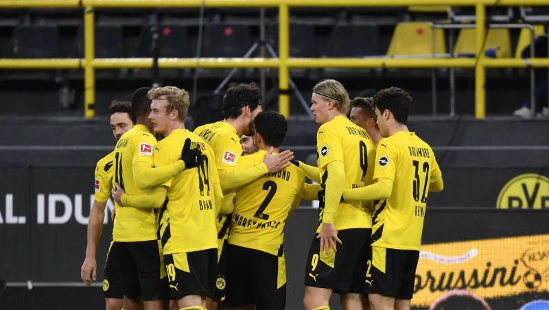 Die Spieler von Borussia Dortmund feiern das Tor zum 2:1 gegen den FC Augsburg.