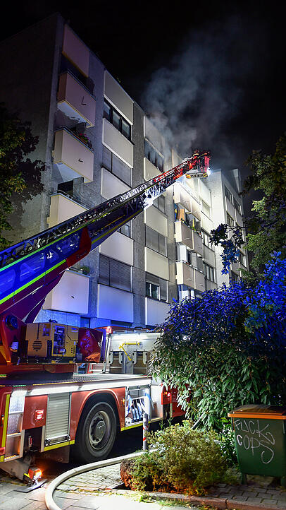 Ein Übergreifen der Flammen auf das darüberliegende Stockwerk konnte von der Feuerwehr verhindert werden. Ein Übergreifen der Flammen auf das darüberliegende Stockwerk konnte von der Feuerwehr verhindert werden.