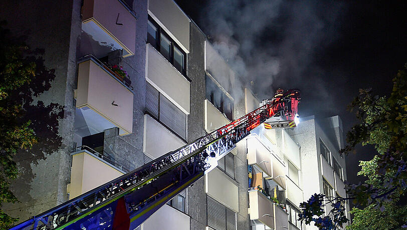 Ein Übergreifen der Flammen auf das darüberliegende Stockwerk konnte von der Feuerwehr verhindert werden. Ein Übergreifen der Flammen auf das darüberliegende Stockwerk konnte von der Feuerwehr verhindert werden.