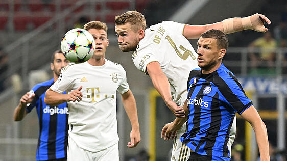 Matthijs de Ligt im Kopfballduell mit Edin Dzeko.
