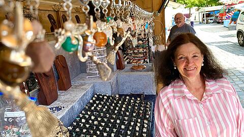 Marion und Michael Perl sind am Mittwoch schon recht fleißig gewesen am Perlenzauber-Schmuckstandl für die Jakobidult.
Die beginnt am Samstag – sie müssen aber einige Podeste aufbauen und 1000 Schmuckstücke hindekorieren.