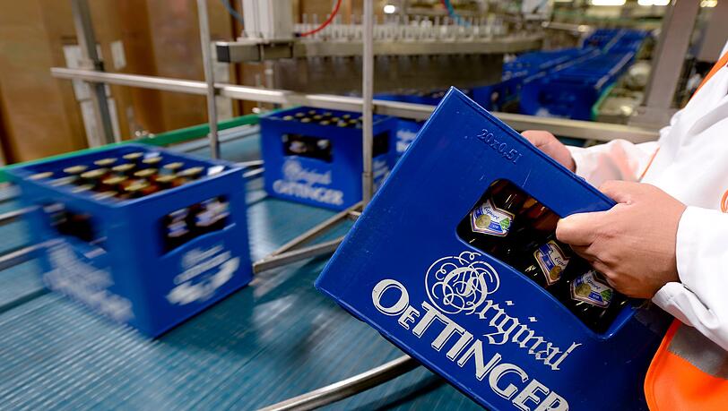 Produktion in der Oettinger Brauerei in Braunschweig. Derzeit ruht die Produktion wegen eines Warnstreiks. (Archivbild)
