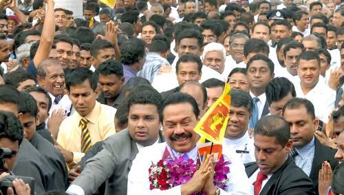 Ministerpräsident Mahinda Rajapaksa (mit Blumen und Fahne) lässt sich auf den Straßen für den blutigen Sieg feiern. Ministerpräsident Mahinda Rajapaksa (mit Blumen und Fahne) lässt sich auf den Straßen für den blutigen Sieg feiern.