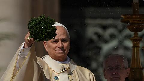 Papst Leo XIV. spendet erstmals an Ostern den Segen Urbi et Orbi.