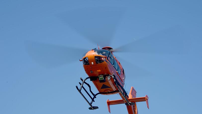 Ein Rettungshubschrauber bringt die Schwerverletzte ins Krankenhaus. (Symbolbild)