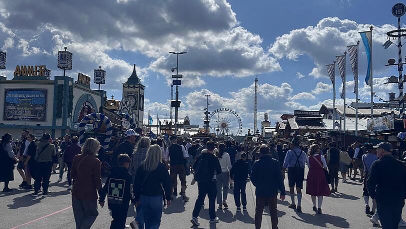 Angenehme Temperaturen und ein bisschen Sonne: Der Dienstagsblick auf die Theresienwiese. Angenehme Temperaturen und ein bisschen Sonne: Der Dienstagsblick auf die Theresienwiese.