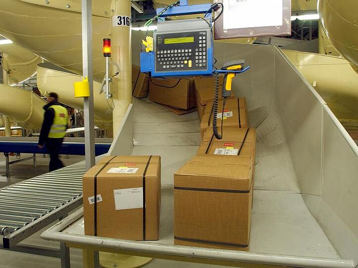 Luftfrachtpakete liegen auf einer Transport-Rutsche (Symbolbild).