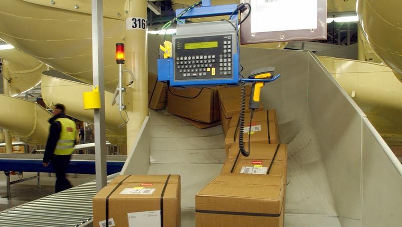 Luftfrachtpakete liegen auf einer Transport-Rutsche (Symbolbild). Luftfrachtpakete liegen auf einer Transport-Rutsche (Symbolbild).