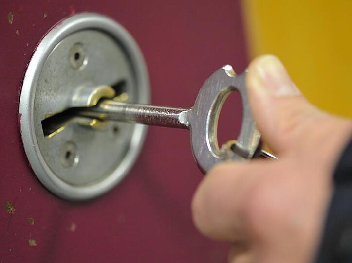 Er legte den Beamten einen Haftbefehl hin, aber er war zu betrunken für die Justizantstalt. Der 34-Jährige schlief seinen Rausch bei der Polizei aus