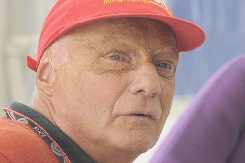 Doppeltes Bayby-Glück für den dreimaligen Formel-1-Weltmeister: Niki Lauda ist seit September 2009 Vater von Zwillingen. Zu dem Zeitpunkt war er 60 Jahre alt.