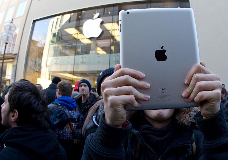 Rund 400 Menschen drängten am Morgen auf den Münchner Apple-Store, um ein neues iPad zu ergattern.