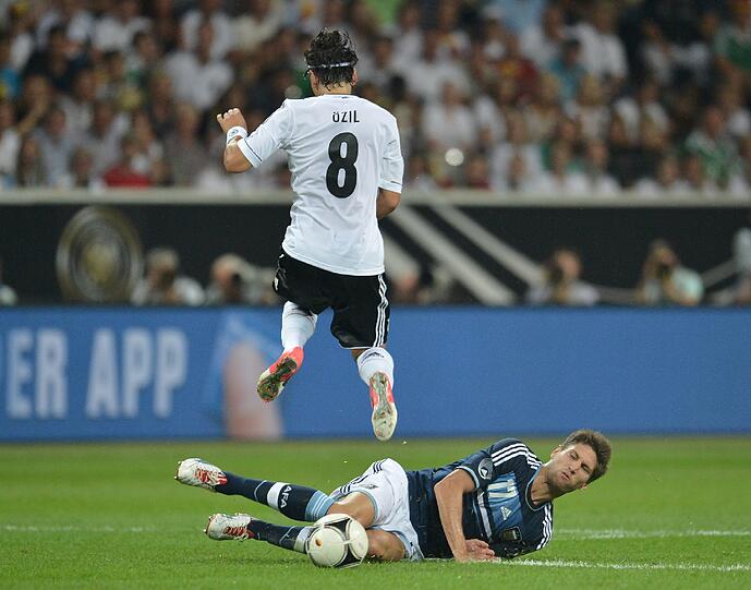 MESUT ÖZIL: Note 3. Agil und umtriebig. Mourinho hat ihn fit gemacht bei Real. Bemühte sich um Linie, um Überraschendes. Verpasste das 1:0 per Flachschuss (12.).