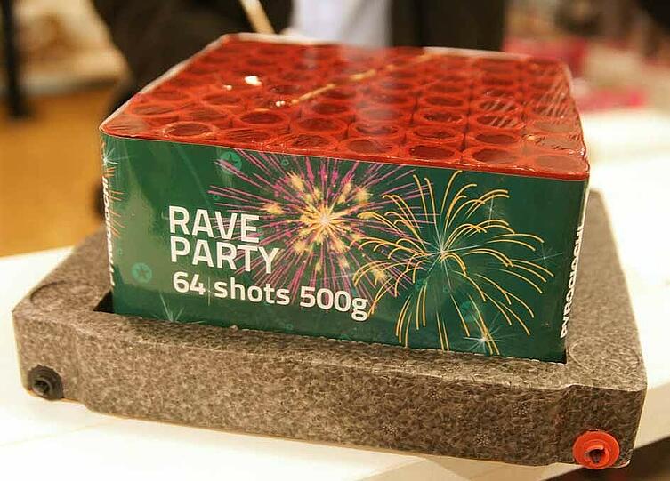 DIE ENDLOSE: Sie heißen "Cocktail", "Beach" oder "Rave" &ndash; und gehören zusammen wie Sprengstoff und Zündkapseln. Die "Connect Line"-Batterien mit zeitversetzter Zündung assen sich per Kabel zusammenstecken. Einmal anzünden und das Geballer genießen &ndash; ist eine Batterie leer, geht automatisch die nächste an. Theoretisch kann das endlos weitergehen, nur sind die Batterien nicht ganz billig: 16 Schuss kosten 15 Euro, 64 Schuss 40 Euro.