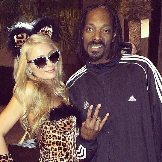 Hier posiert die sexy Halloween-Katze mit dem Rapper Snoop Dogg.