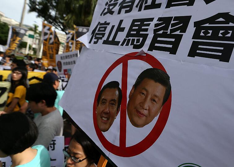 Aus Angst vor einer weiteren Annäherung protestierten in Taipeh spontan Hunderte vor dem Parlament.