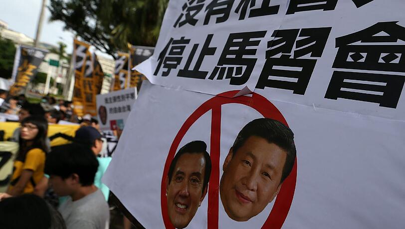 Aus Angst vor einer weiteren Annäherung protestierten in Taipeh spontan Hunderte vor dem Parlament. Aus Angst vor einer weiteren Annäherung protestierten in Taipeh spontan Hunderte vor dem Parlament.