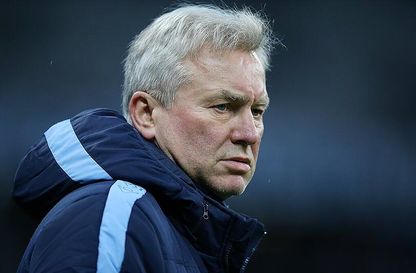 Mit einer Veränderung in der Startelf gegen den Ex-Klub Bielefeld: 1860-Trainer Benno Möhlmann.