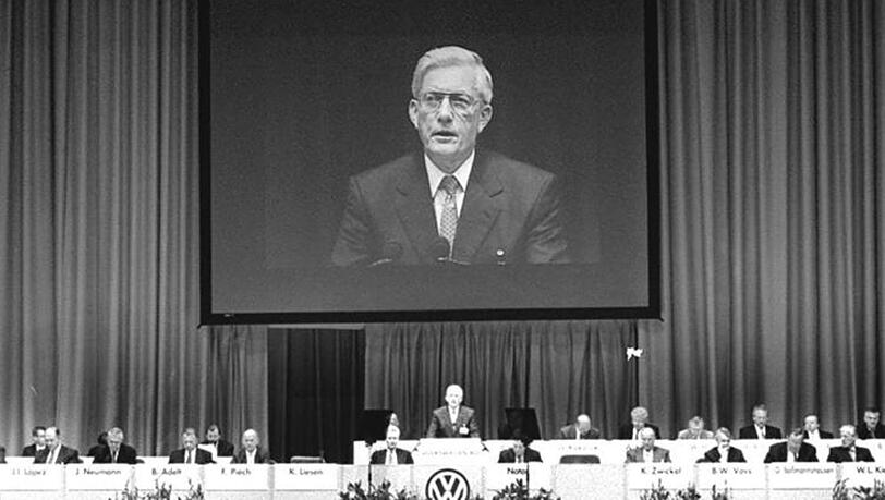 Der damalige VW-Aufsichtratschef Klaus Liesen spricht bei einer VW Hauptversammlung in Hamburg (undatierte Aufnahme).