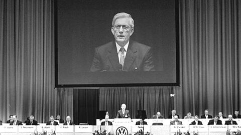 Der damalige VW-Aufsichtratschef Klaus Liesen spricht bei einer VW Hauptversammlung in Hamburg (undatierte Aufnahme).