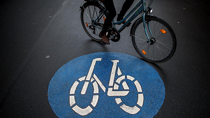 Auch Fahrradfahrer müssen sich im Verkehr natürlich an bestimmte Regeln halten. Die ein oder andere dürfte möglicherweise überraschen. (Symbolbild)