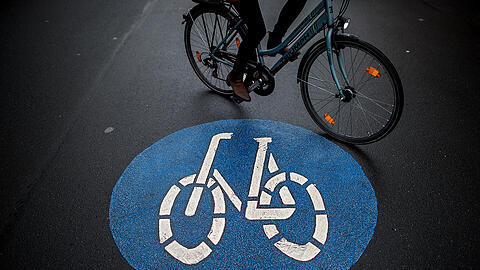 Auch Fahrradfahrer müssen sich im Verkehr natürlich an bestimmte Regeln halten. Die ein oder andere dürfte möglicherweise überraschen. (Symbolbild)