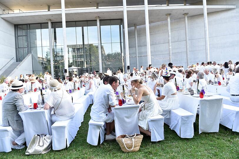 Tolle Kulisse: Picknicken vorm Mini-Bauhaus.