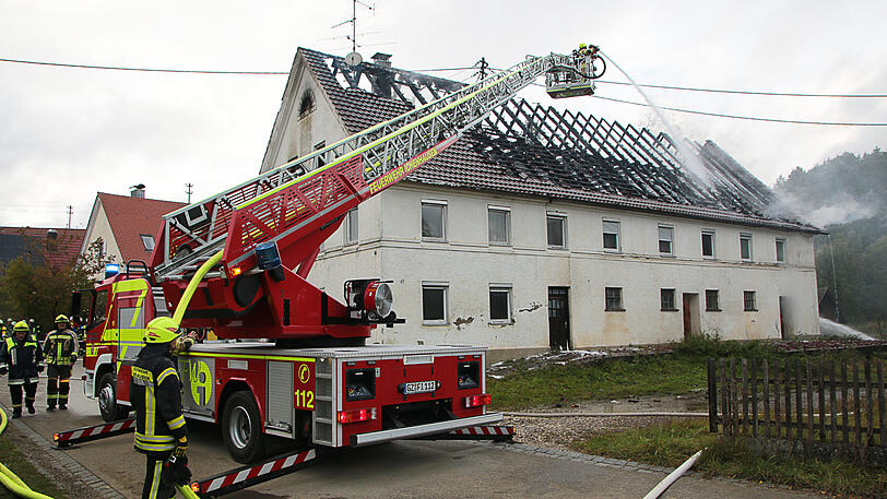 140 Feuerwehrleute konnten nicht verhindern, dass das Feuer den Bauernhof zerstörte.