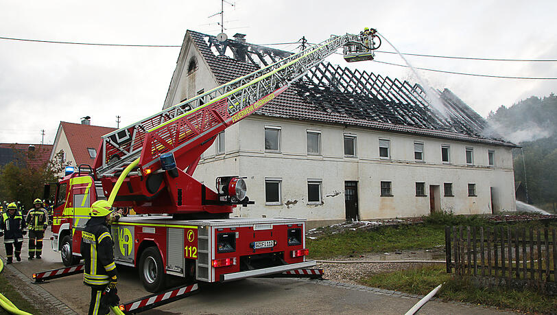 140 Feuerwehrleute konnten nicht verhindern, dass das Feuer den Bauernhof zerstörte. 140 Feuerwehrleute konnten nicht verhindern, dass das Feuer den Bauernhof zerstörte.