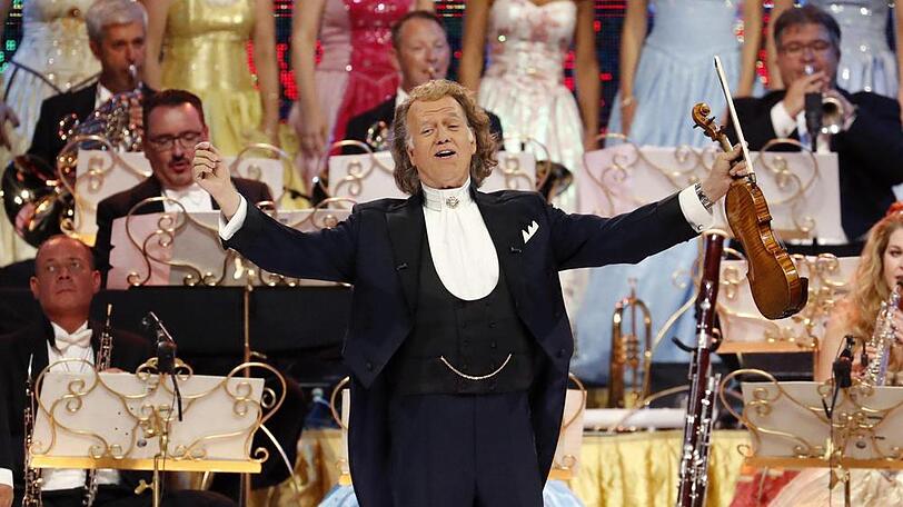 Stargeiger André Rieu: "Weihnachten bin ich immer zu Hause. Man hat mir schon viel Geld angeboten, um Weihnachten Konzerte zu geben, aber das habe ich immer abgelehnt. Wir haben einen herrlichen Weihnachtsbaum, gehen mit unseren Hunden spazieren, freuen uns auf die Familie und schauen Weihnachtssendungen im Fernsehen an. Unsere beiden Söhne Marc und Pierre kochen. An den Feiertagen koche ich dann auch sehr viel selbst."