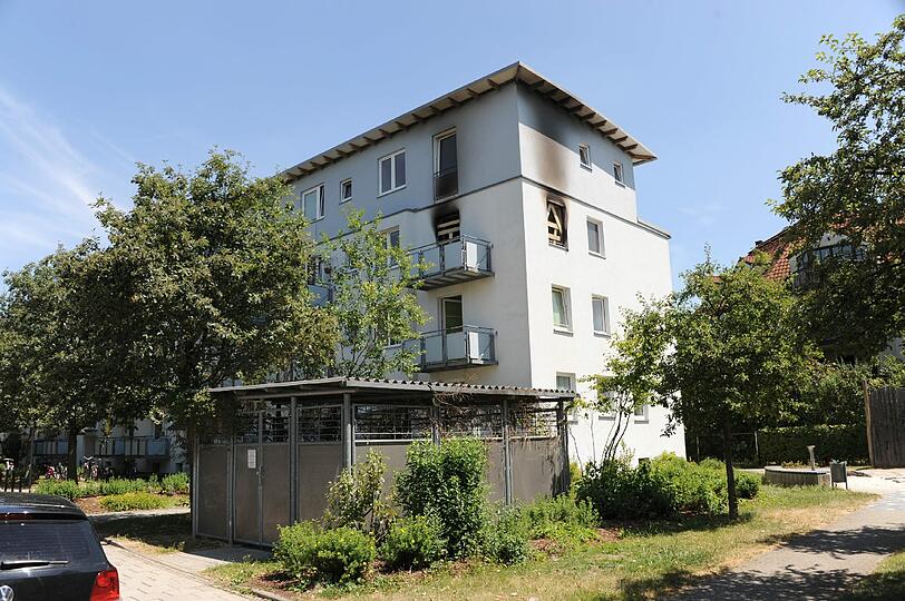 Dramatischer Einsatz, die Wohnung in dem Mehrfamilienhaus ist ausgebrannt.