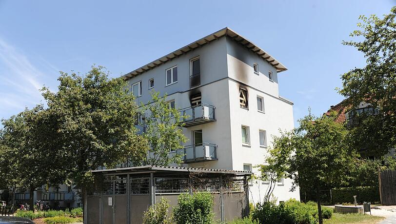 Dramatischer Einsatz, die Wohnung in dem Mehrfamilienhaus ist ausgebrannt. Dramatischer Einsatz, die Wohnung in dem Mehrfamilienhaus ist ausgebrannt.