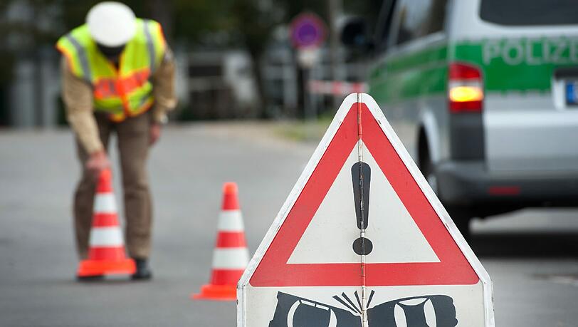 Straßensperrung nach den Umfall (Symbolbild). Straßensperrung nach den Umfall (Symbolbild).